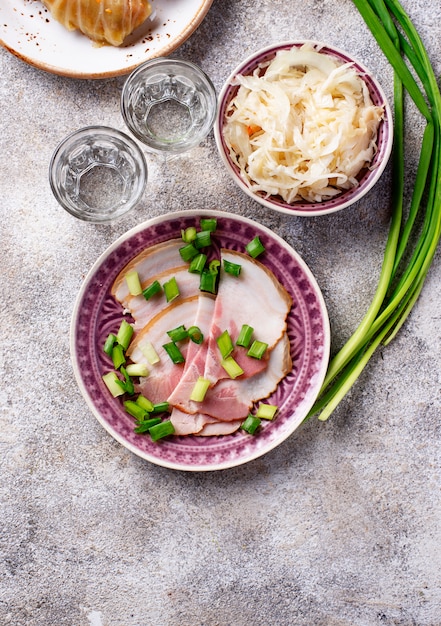 Aperitivos para vodka, tocino y chucrut