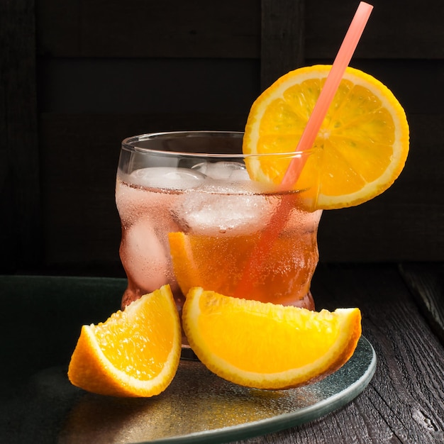 Aperol-Cocktail mit Orangenscheiben und Eis