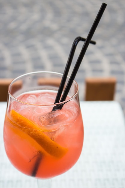 Aperol-Cocktail mit Strohhalmen besprühen Alkoholische Getränke Kalte Sommergetränke Cocktailparty