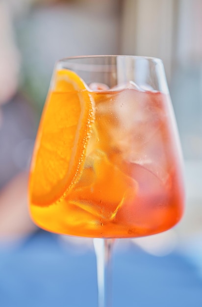 Aperol Cocktail Nahaufnahme selektiver Fokus Aperol Spritz ist ein Cocktail, der aus Prosecco-Aperitif und Sprudelwasser besteht Schöner orangefarbener Cocktail vertikaler Rahmen