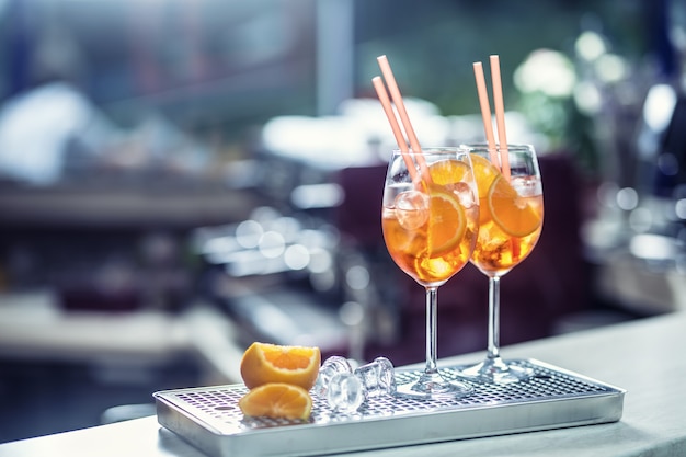 Aperol spritz beber en barra de bar en pub o restaurante.