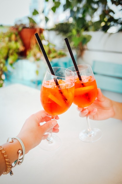 Aperol Spritz Cocktail auf dem Esstisch