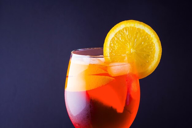 Aperol-Spritz-Cocktail auf dunklem Hintergrund Sommer-Alkohol-Coctail mit Orangenflecken