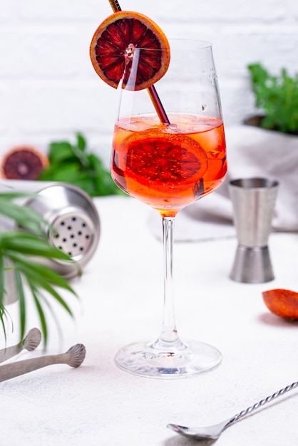Aperol spritz cocktail com laranja de sangue