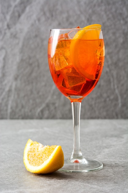 Aperol spritz cocktail em vidro em pedra cinza