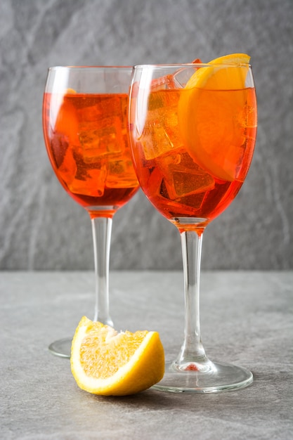 Aperol spritz cocktail em vidro em pedra cinza