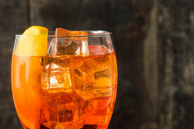 Aperol spritz cocktail em vidro na mesa de madeira fechar