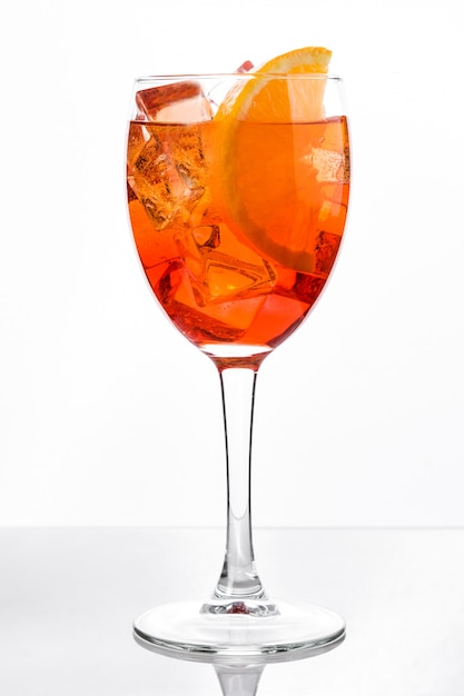 Aperol Spritz Cocktail im Glas auf weißer Wand