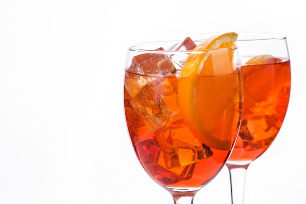 Aperol Spritz Cocktail in Glas isoliert auf weiß