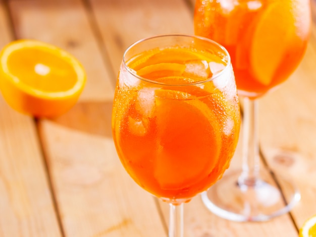 Aperol spritz cocktail numa mesa de madeira