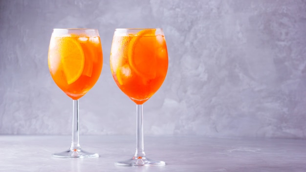 Aperol Spritz cóctel sobre fondo gris