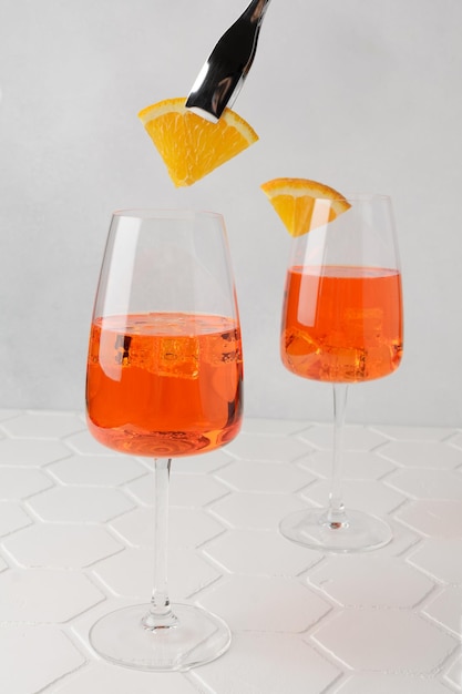 Aperol spritz cóctel de verano frío con aperitivo prosecco hielo y rodaja de naranja en un vaso sobre el fondo blanco Copiar espacio para el texto