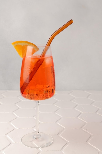 Aperol spritz coquetel de verão frio com aperitivo prosecco gelo e fatia de laranja em um copo sobre o fundo branco Copiar espaço para texto