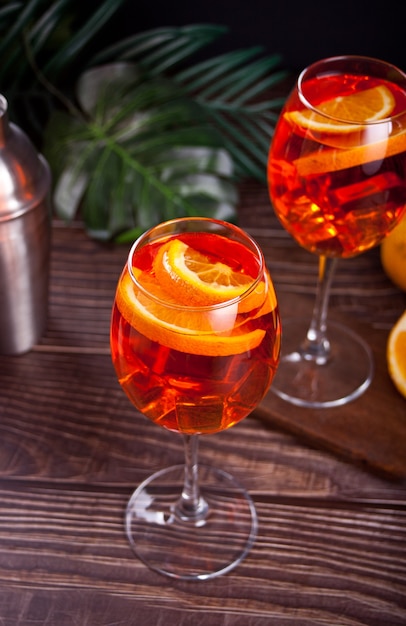 Aperol Spritz Coquetel italiano com bebida alcoólica com cubos de gelo e laranjas.