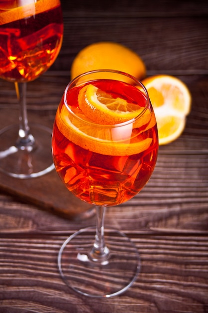 Aperol Spritz Coquetel italiano com bebida alcoólica com cubos de gelo e laranjas.