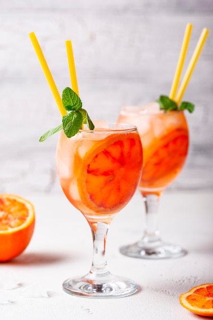 Aperol spritz, coquetel italiano com laranja