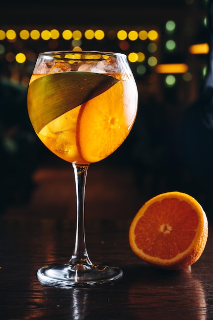 Aperol spritz em um copo com gelo e laranja