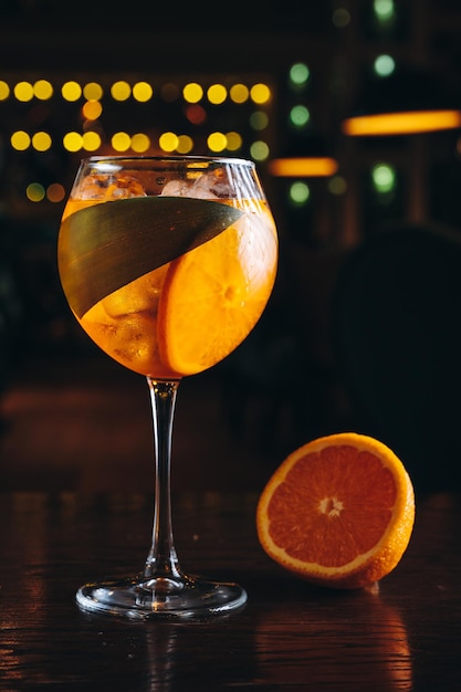 Aperol Spritz im Glas mit Eis und Orange