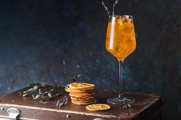 Aperol Spritzcocktail im Glas auf dunklem Hintergrund