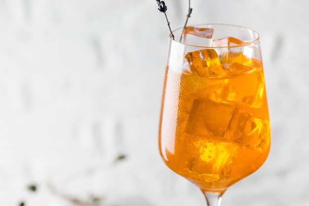 Aperol Spritzcocktail im Glas auf weißem Hintergrund