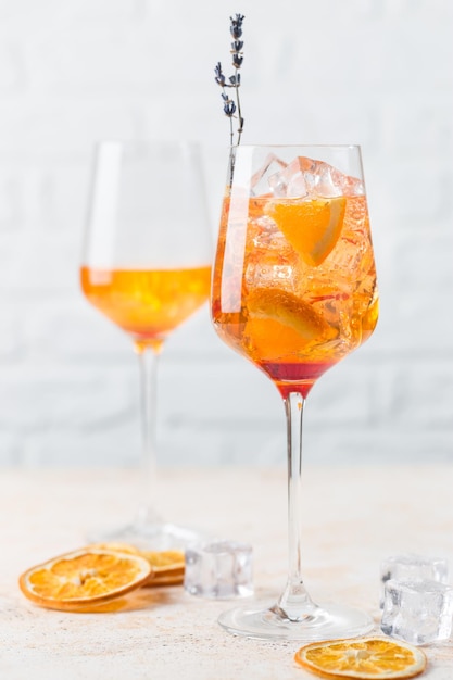 Aperol Spritzcocktail im Glas auf weißem Hintergrund