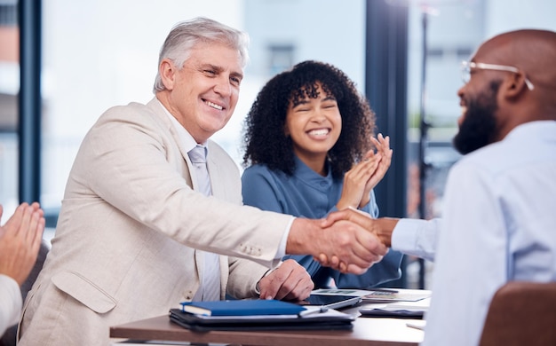 Aperto de mão bem-vindo e empresários se reunindo para uma parceria e conquista de negócios Obrigado parabéns e funcionários apertando as mãos com aplausos pelo sucesso cooperação e acordo