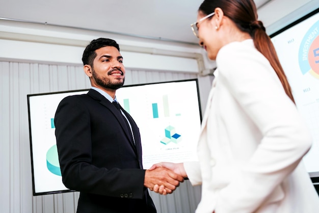 Aperto de mão de empresário asiático com empresária o trabalho em equipe de fusões e aquisições de negócios para negociação bem-sucedida Dois empresários apertam as mãos de parceiros para celebrar negócios