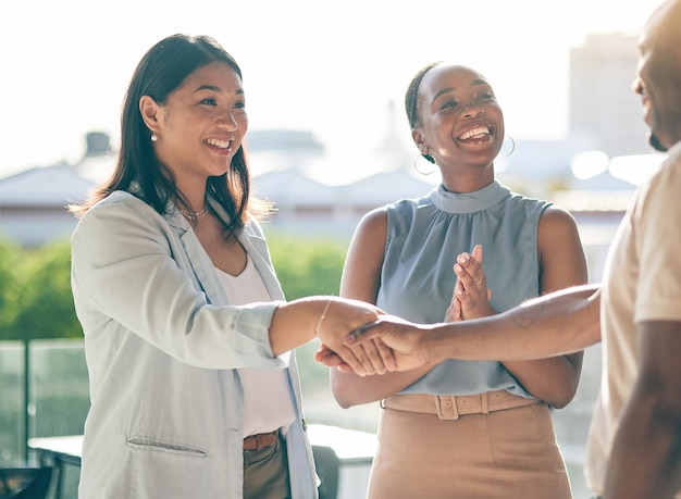 Foto aperto de mão de empresários e aplausos em acordo de colaboração ou acordo na cidade apertando as mãos felizes e aplaudindo em grupo na celebração da parceria b2b e parabéns pela aquisição de startup