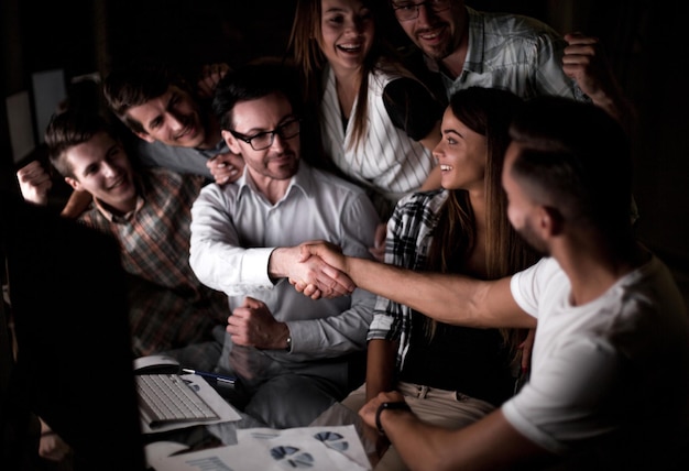 Aperto de mão de empresários no círculo de colegas o conceito de trabalho em equipe