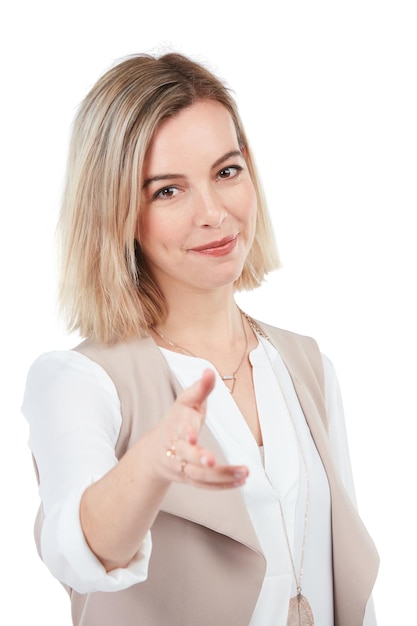 Aperto de mão de fundo branco e retrato de mulher de negócios para agradecimento de boas-vindas e recrutamento Maquete de trabalhador corporativo e garota isolada apertando as mãos para acordo de parceria e sucesso no estúdio