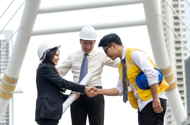 Aperto de mão de negócios. Conceito de handshake de arquitetos e empresários.