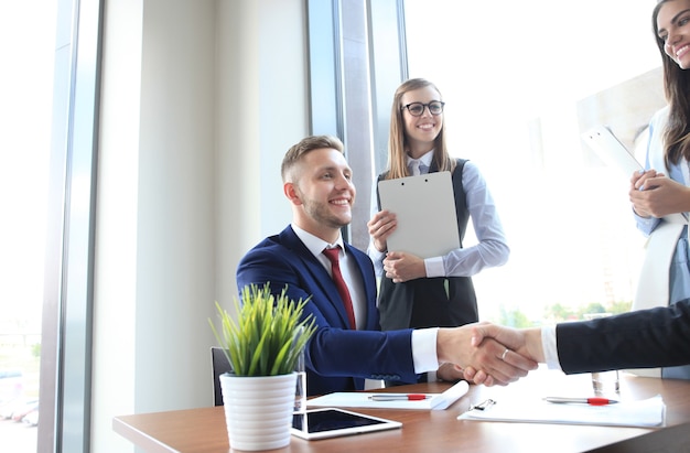 Aperto de mão de negócios. Dois empresário apertando as mãos no escritório.