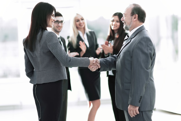 Foto aperto de mão de negócios e conceito de empresários dois homens apertando as mãos