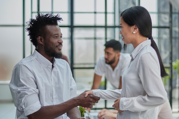 Aperto de mão de negócios empresários apertando as mãos Aperto de mão entre homem de negócios e mulher dentro de casa