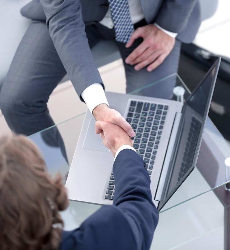 Foto aperto de mão de parceiros de negócios acima da mesa