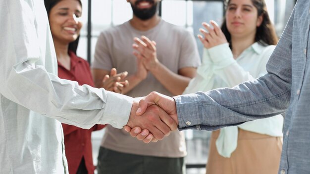 Foto aperto de mão de parceiros de negócios após assinatura do contrato