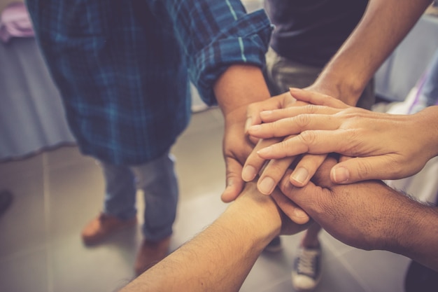 Aperto de mão de trabalho em equipe, negócios de sucesso trabalhando juntos