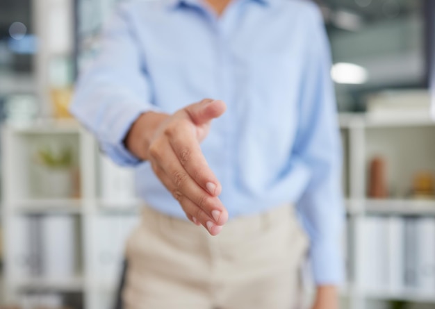 Aperto de mão do empresário e reunião no escritório para apresentação de boas-vindas ou parceria Homem do funcionário apertando o gesto com a mão para acordo de trabalho em equipe ou acordo para estratégia b2b ou saudação no local de trabalho