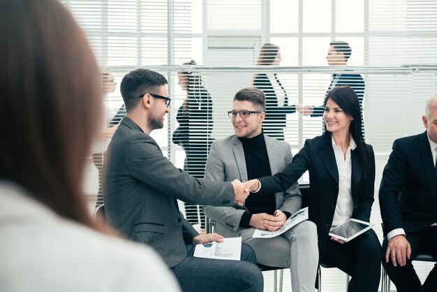 Aperto de mão dos colegas antes do seminário de negócios. conceito de cooperação