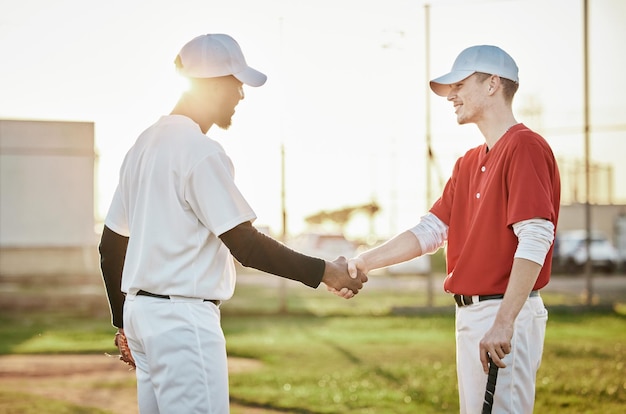 Aperto de mão masculino ou jogador de beisebol em esportes de campo ou grama do estádio em boa sorte, bem-vindo ou obrigado Sorriso feliz ou atletas apertando as mãos no jogo de softbol fitness ou exercício para o sucesso do vencedor