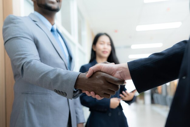 Aperto de mão mostra conquistas de cooperação, parabéns ou até saudações Pode ser usado em todas as ocasiões entre pessoas de negócios