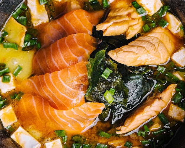 Apetecible sopa de miso ishikari con salmón en primer plano