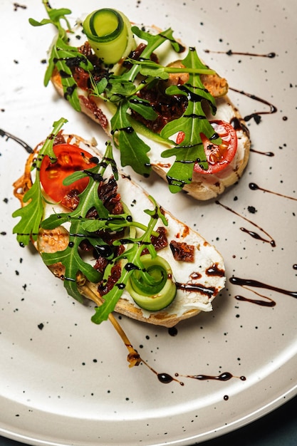 Apetitosa bruschetta com tomate, queijo macio, rúcula e tomate seco Um lanche leve para uma cozinha gourmet italiana simples