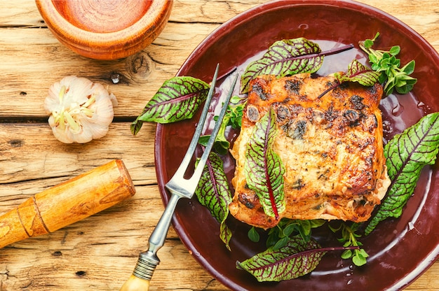 Foto apetitosa carne al horno.