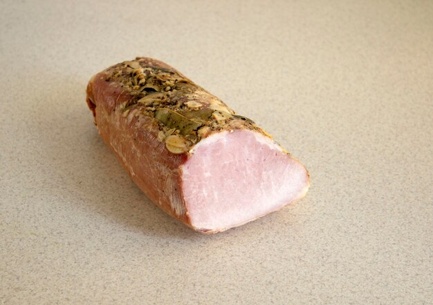 Foto apetitosa carne assada em um fundo de mármore closeup