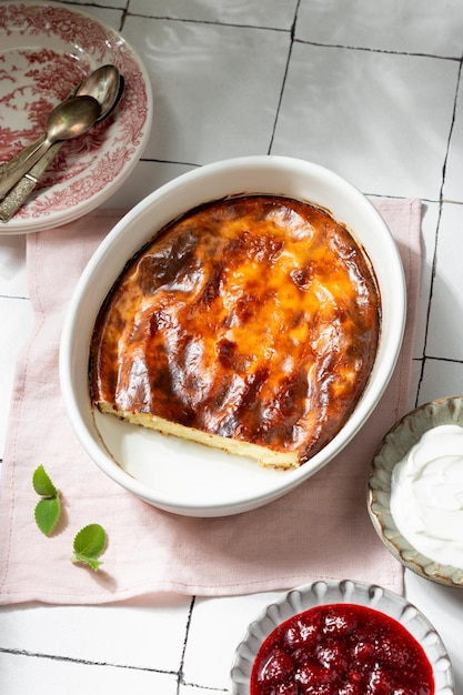 Apetitosa cazuela de requesón con crema agria