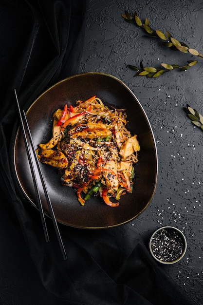 Apetitosa cozinha asiática frango e legumes macarrão udon wok