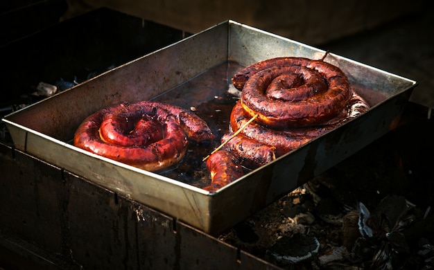 Apetitosa y deliciosa salchicha de cerdo frita en aceite