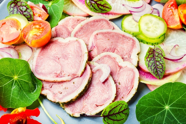 Apetitosa ensalada dietética con lengua de ternera y rábano