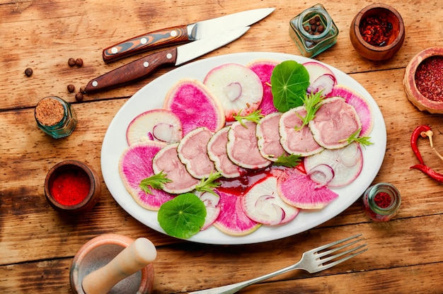 Apetitosa ensalada dietética con lengua de ternera y rábano